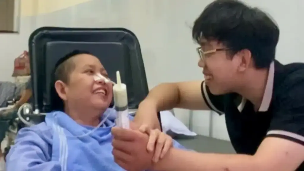 Gác lại giấc mơ TP.HCM, chàng về quê chăm mẹ bị tai biến, bố bị ung thư