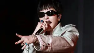 G-Dragon bị chỉ trích vì trang phục biểu diễn, công ty lên tiếng xin lỗi