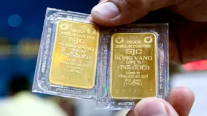Giá vàng thế giới tăng cao, giá vàng trong nước diễn biến lạ