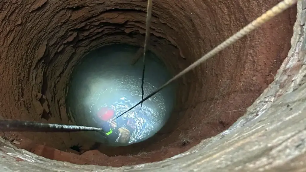 Giải cứu người đàn ông rơi xuống giếng sâu 35m ở TP.HCM