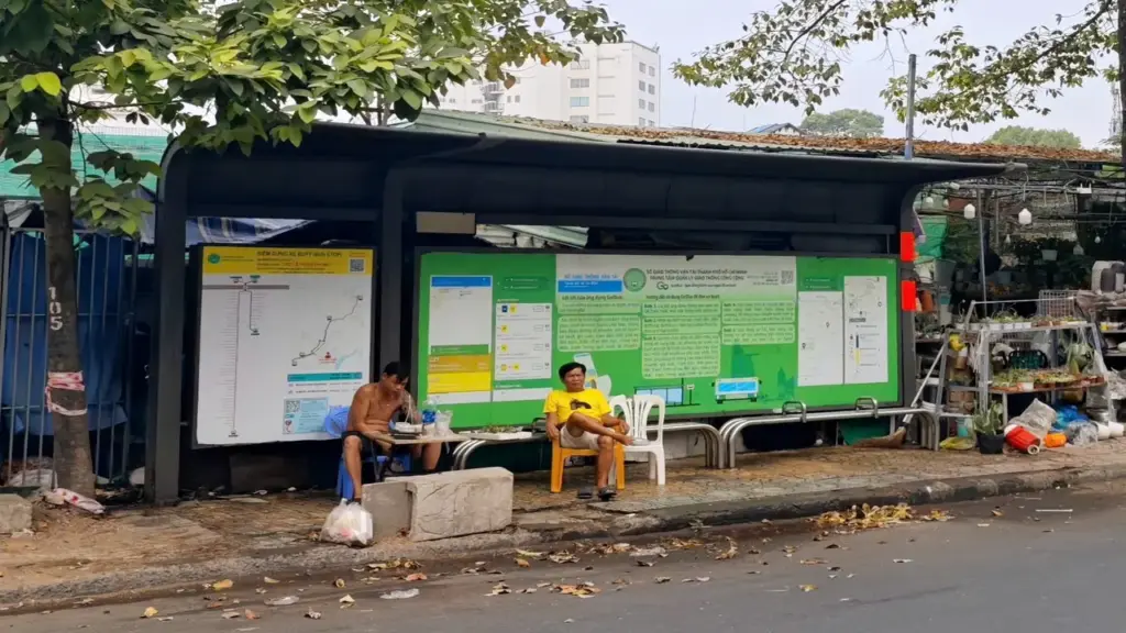 Giải pháp xử lý nhà chờ xe buýt nhếch nhác ở TPHCM