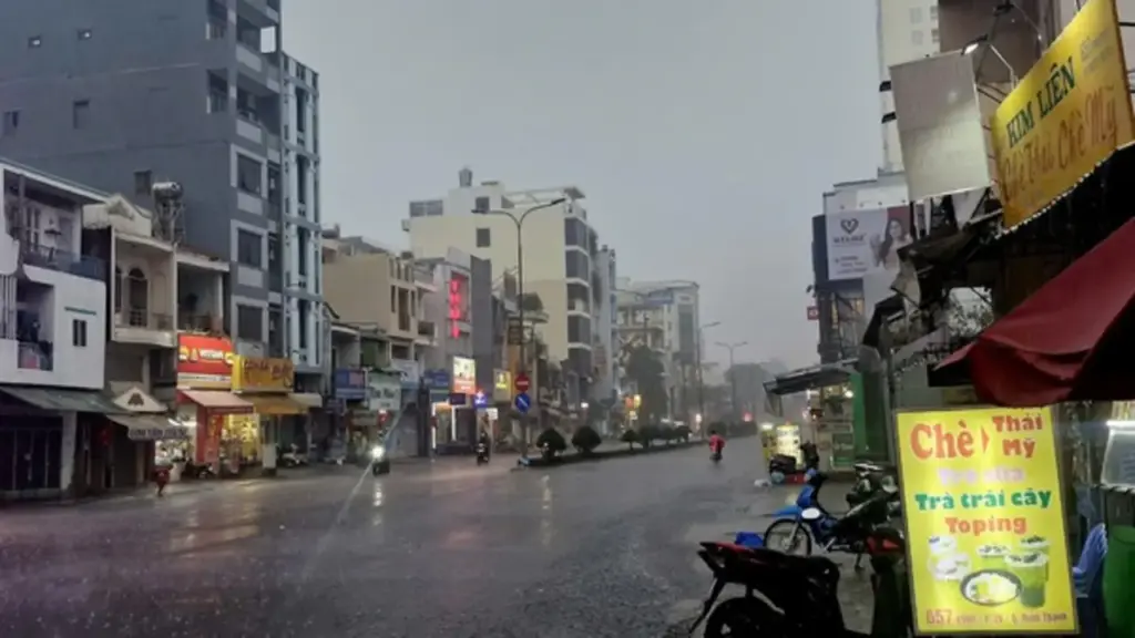 Giới trẻ rần rần vì cơn mưa đầu tiên sau bao ngày TP.HCM oi ả
