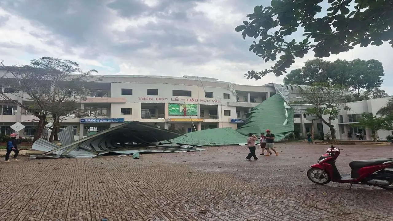 Giông lốc cuốn bay mái trường học ở Đồng Nai