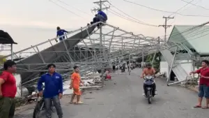 Giông lốc khiến 47 căn nhà ở Đồng Tháp bị sập, tốc mái