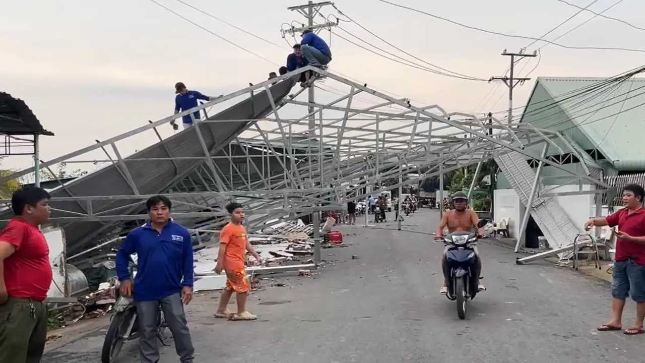 Giông lốc khiến 47 căn nhà ở Đồng Tháp bị sập, tốc mái