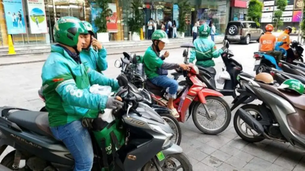 Hà Nội dự kiến có quy định mới dành cho xe ôm, shipper chạy xe xăng