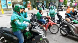 Hà Nội dự kiến có quy định mới dành cho xe ôm, shipper chạy xe xăng