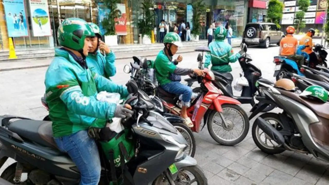 Hà Nội dự kiến có quy định mới dành cho xe ôm, shipper chạy xe xăng