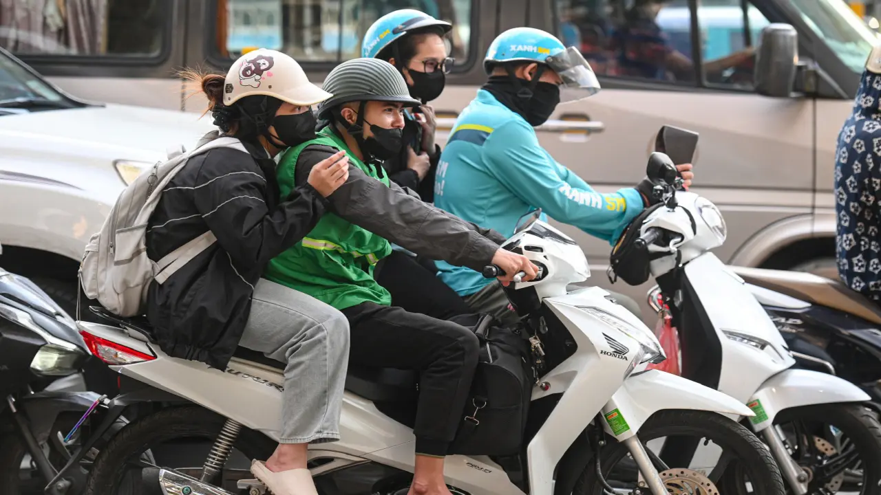 Hà Nội dự kiến siết xe ôm chạy xăng