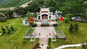 Hai ngôi đền tâm linh dưới chân đèo Ngang