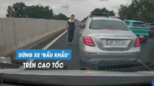 Hai ô tô lạng lách chèn đường nhau, tài xế dừng xe 'đấu khẩu' trên cao tốc