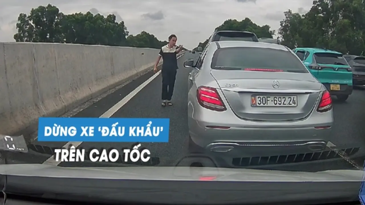 Hai ô tô lạng lách chèn đường nhau, tài xế dừng xe 'đấu khẩu' trên cao tốc