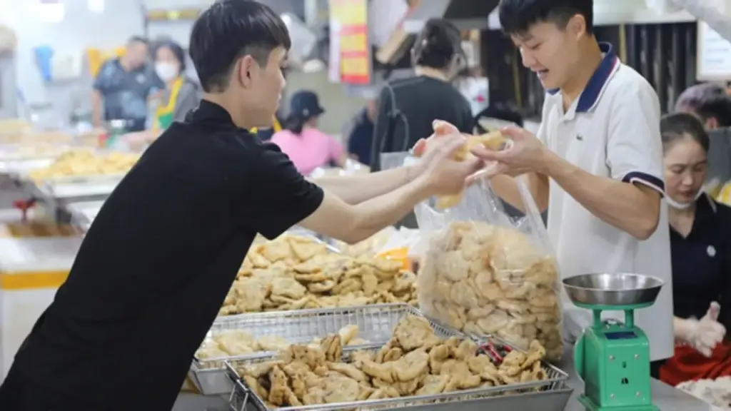 Hải sản Hạ Long giá tăng chót vót, tiểu thương ‘thu tiền mỏi tay’