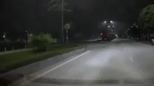 Hai thiếu niên trượt dài trên đường khi húc đuôi ôtô