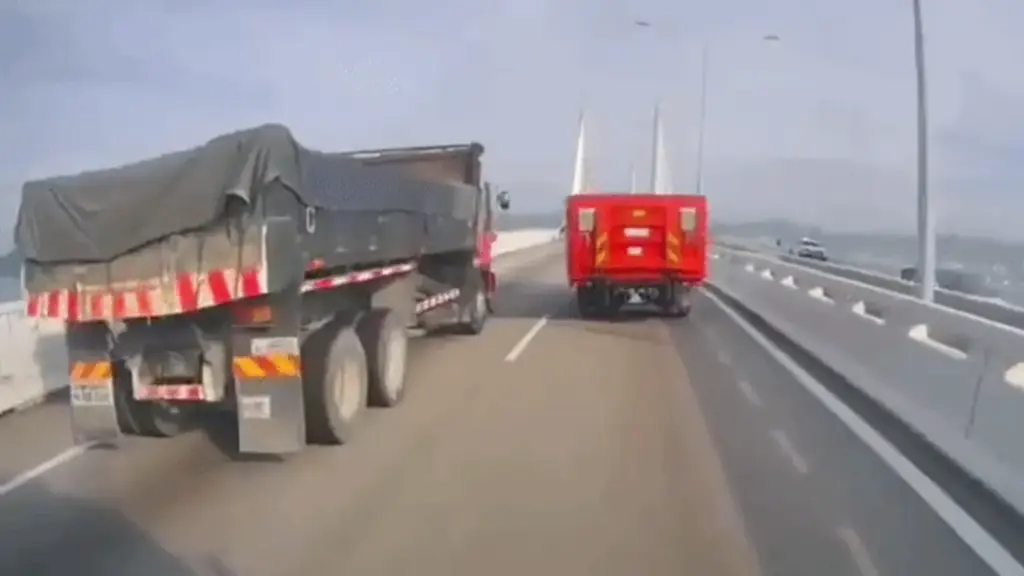 Hai xe máy cùng lao vào đuôi ôtô vì chạy sai làn