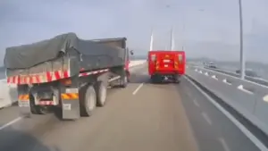 Hai xe máy cùng lao vào đuôi ôtô vì chạy sai làn