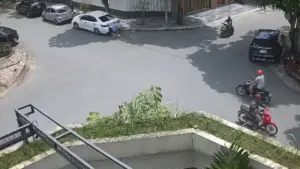 Hai xe máy lao vào nhau giữa ngã tư trống trải