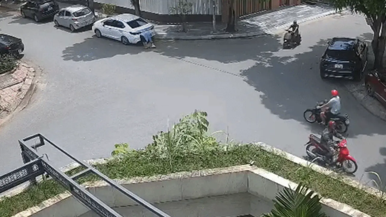 Hai xe máy lao vào nhau giữa ngã tư trống trải