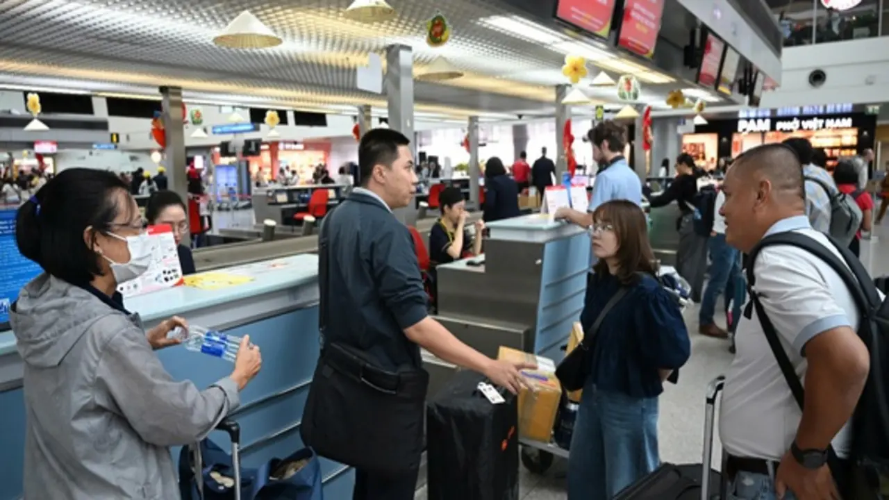 Hàng không Việt nổi bật thế giới về tăng trưởng khách giữa 'cơn lốc ngược'