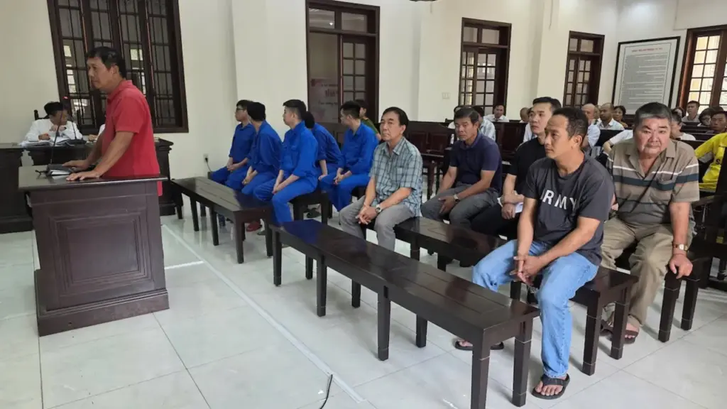 Hàng loạt chủ cây xăng thu lợi tiền tỷ từ đường dây của 2 'trùm' buôn lậu