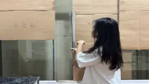 Hàng xóm áy náy sau vụ bé gái 4 tuổi bị cha dượng bạo hành