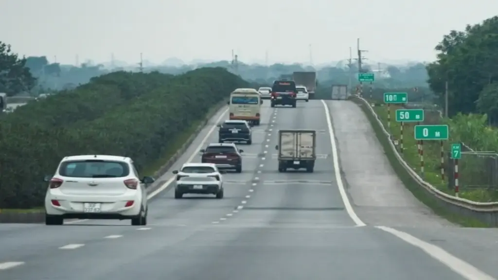 Hành vi nào là vượt ẩu trên cao tốc và bị đề xuất phạt tới 6 triệu đồng?