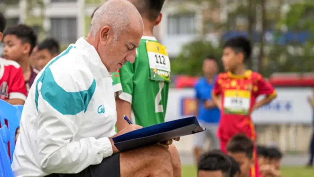 HLV Guillaume Graechen: Người thầy lớn của các ngôi sao nhỏ với triết lý khác biệt