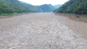 Hồ thuỷ điện lớn nhất Bắc Trung Bộ "ngộp thở" vì lượng rác khổng lồ vây kín
