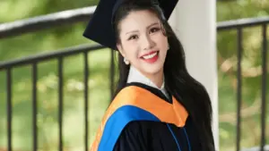 'Hoa hậu hàng không' Loan Vương nhận 2 bằng thạc sĩ ở tuổi 40