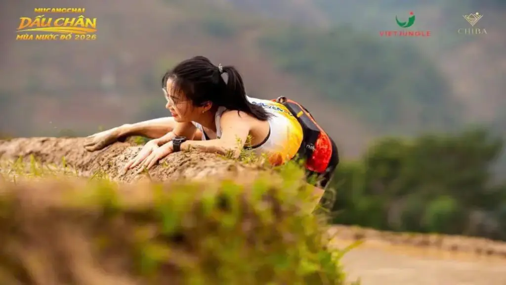 'Hoa khôi chạy bộ' phải bò trong giải chạy leo ruộng bậc thang Mù Cang Chải