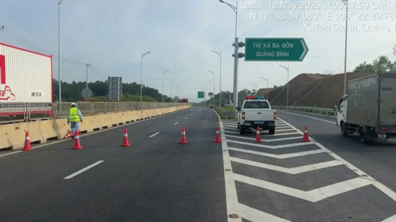 Hôm nay phân luồng cao tốc Vũng Áng - Bùng để lắp hệ thống giám sát