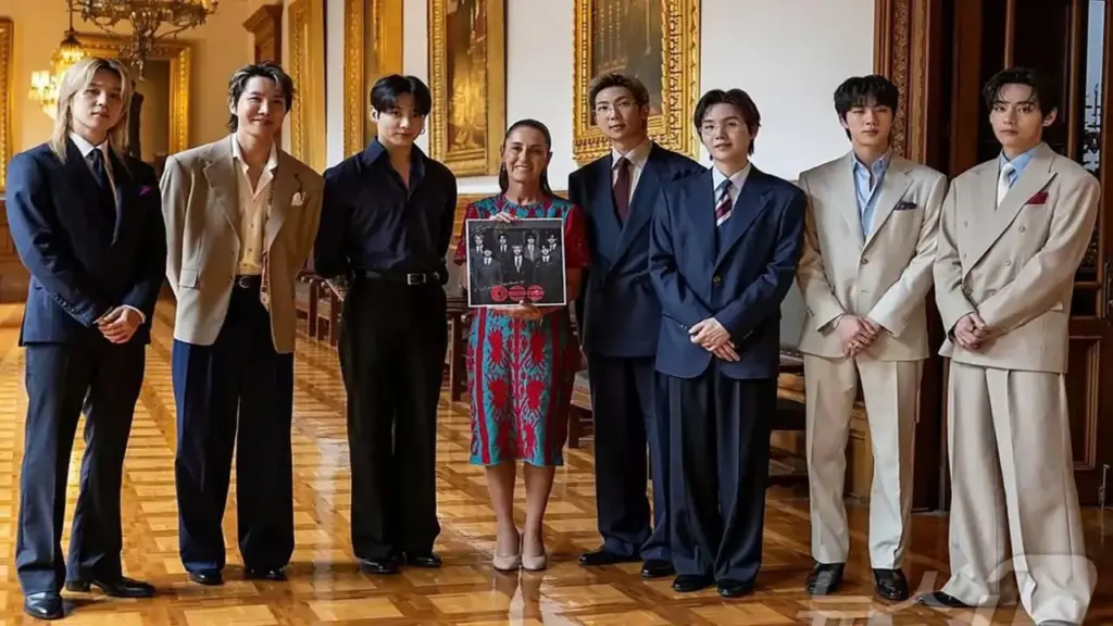 Hơn 50.000 người đổ về Cung điện quốc gia Mexico chỉ để gặp BTS