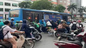 Hơn chục người nâng xe buýt cứu cô gái kẹt dưới gầm xe