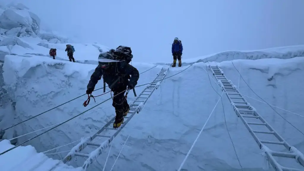 Hướng dẫn viên tử nạn trên đỉnh Everest vì rơi xuống khe băng