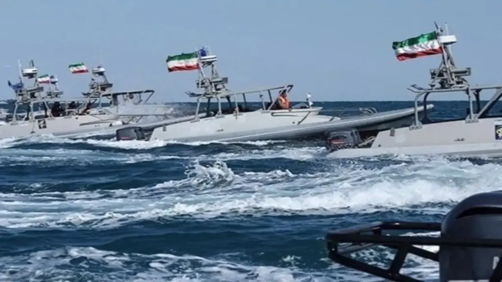 Iran chặn Mỹ đưa vũ khí qua Hormuz, cảnh báo đáp trả quyết liệt