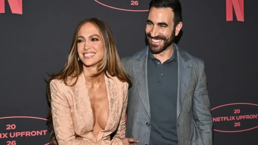 Jennifer Lopez thân mật bên bạn diễn, dấy lên tin đồn hẹn hò