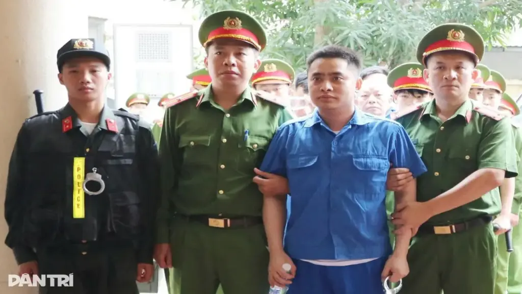 Kẻ buôn ma túy, bắn công an được dẫn giải tới tòa