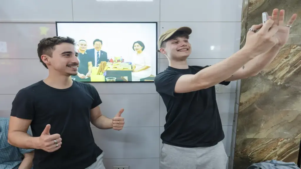 Khách check in bàn ăn Tổng thống Hàn Quốc ở quán phở