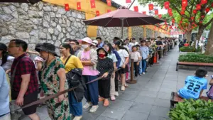 Khách xếp hàng dài trên phố chờ thăm Nhà tù Hỏa Lò