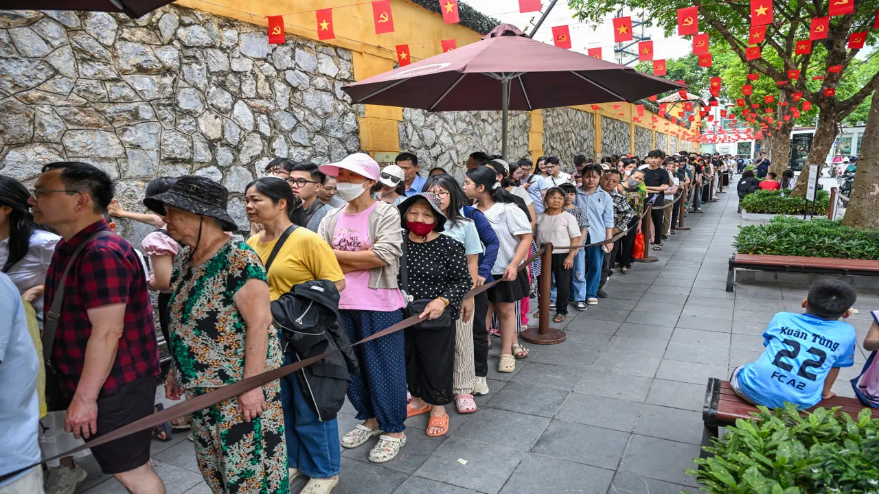 Khách xếp hàng dài trên phố chờ thăm Nhà tù Hỏa Lò