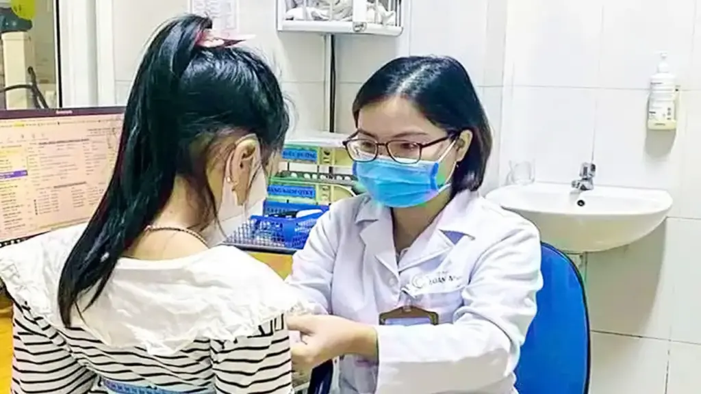 Khám sức khỏe định kỳ ít nhất 1 lần/năm cho trẻ dưới 6 tuổi, có tầm soát tự kỷ