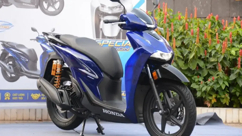 Khoác 'dàn áo' độc lạ Honda SH150i Vetro Blue 2026 về Việt Nam, giá 235 triệu đồng