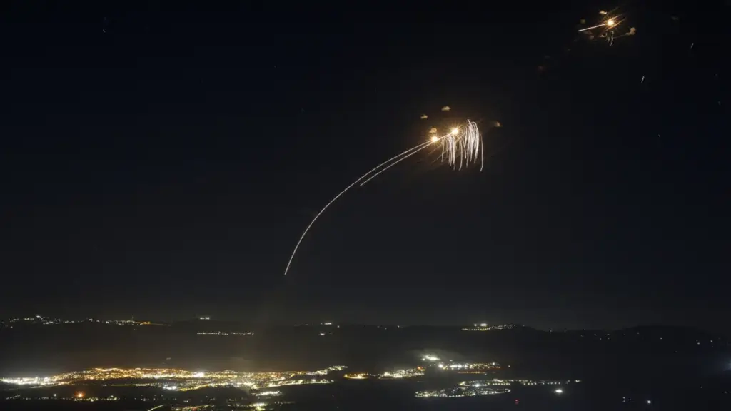 Khoảnh khắc drone Hezbollah tập kích hệ thống Vòm Sắt Israel
