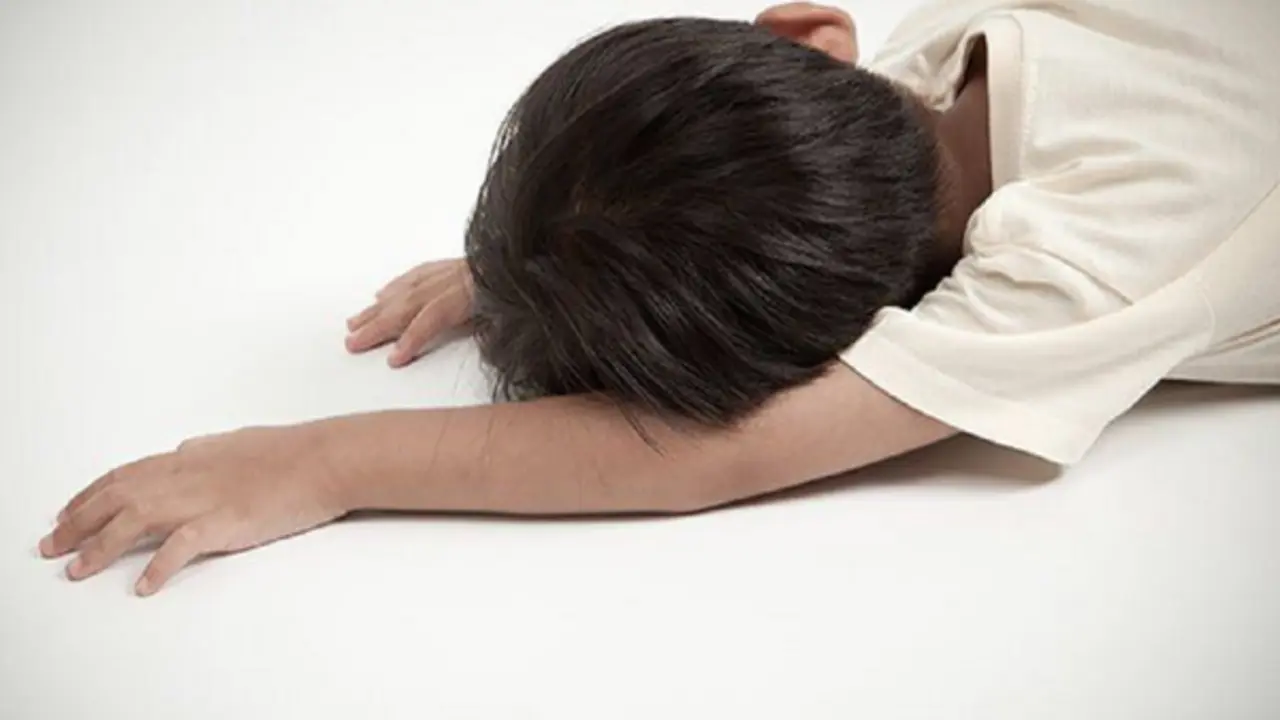 Khoảnh khắc nghẹt thở: Bác sĩ giành lại sự sống cho bé ngừng tim vì điện giật trên bãi biển