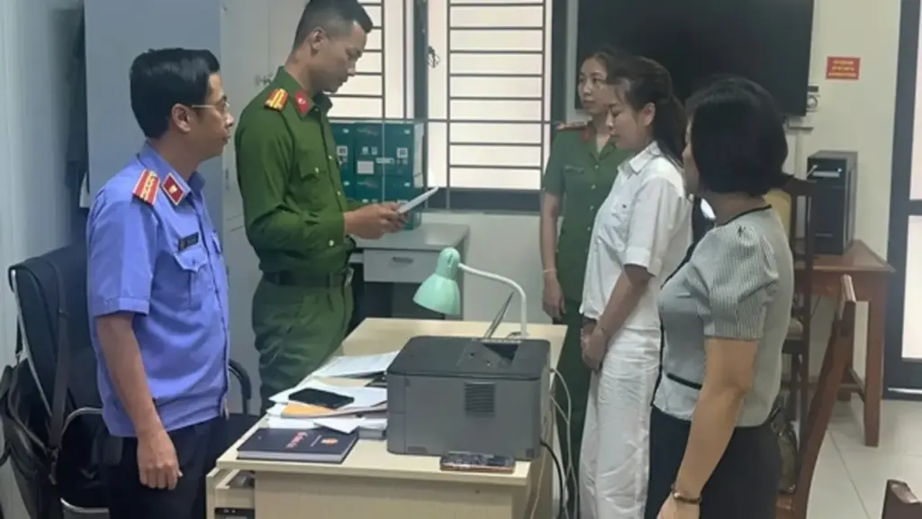 Khởi tố, bắt tạm giam giám đốc và kế toán nhà xe Vân Anh