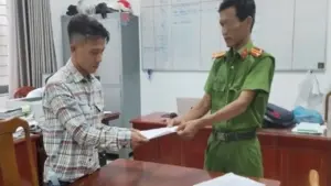 Khởi tố bị can mang dao vào trường học dọa chém phụ huynh