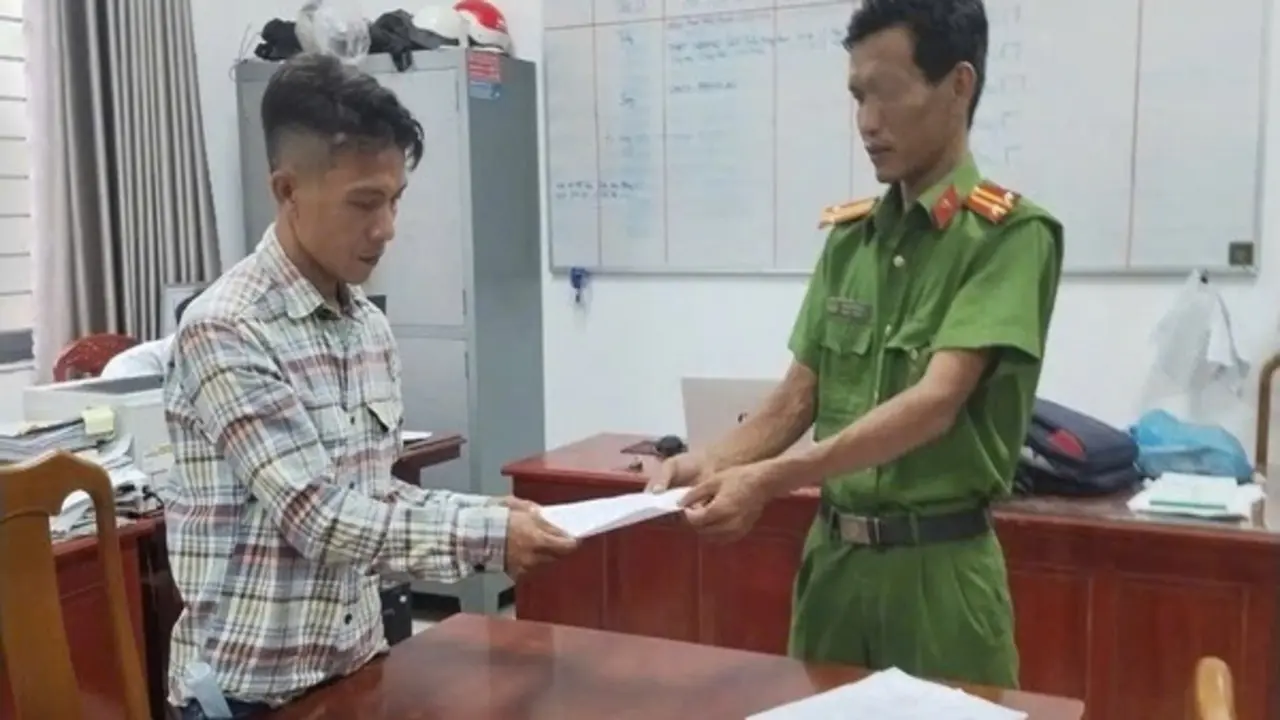 Khởi tố bị can mang dao vào trường học dọa chém phụ huynh