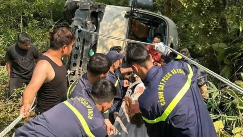 Khởi tố tài xế vụ xe khách lao xuống vực Tam Đảo khiến 1 người tử vong