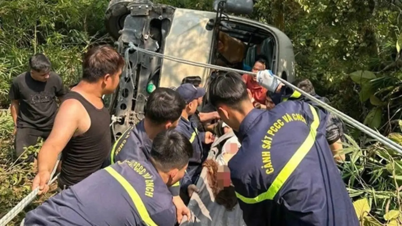 Khởi tố tài xế vụ xe khách lao xuống vực Tam Đảo khiến 1 người tử vong