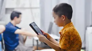 Không thể giao trẻ em cho mạng xã hội: 'Cấm tiệt' có phải cách hay?